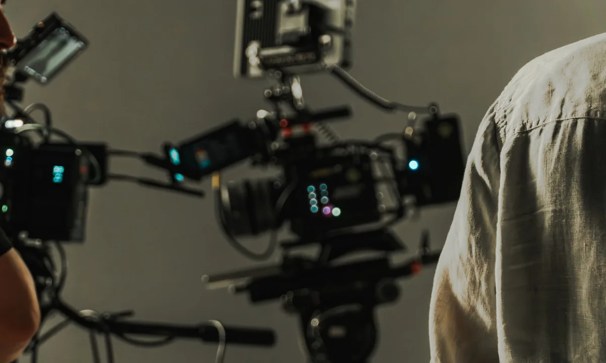 Kamera a osvětlovací technika připravené ve video studiu